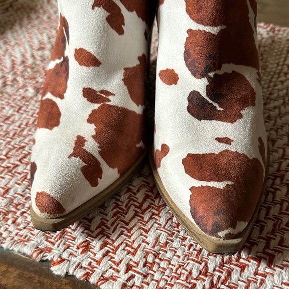 Cowprint Chelsea Ankle Boots Women’s 10 Worn 3x - Picture 3 of 16
